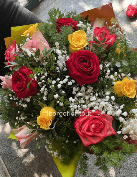 Bouquet di fiori e colori assortiti.