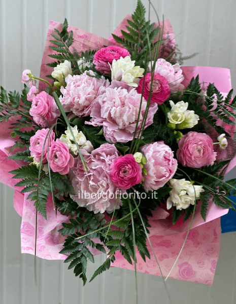 Bouquet di fiori misti colore rosa.