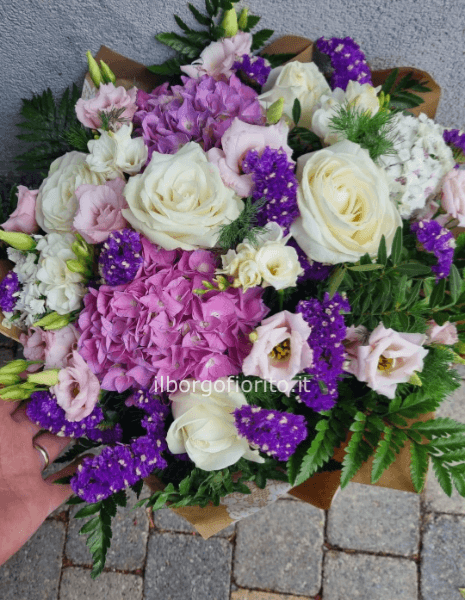 Bouquet di fiori freschi assortiti.