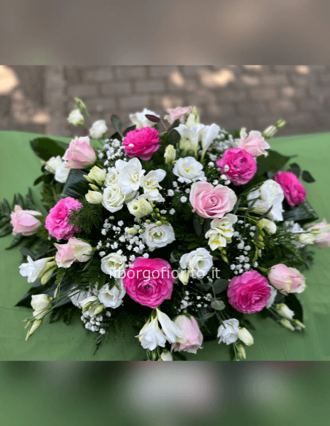 Composizione di fiori freschi colori chiari.