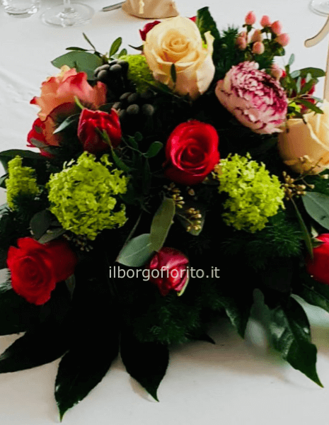 Composizione di fiori freschi per centrotavola.