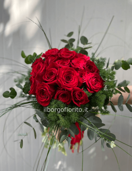 Bouquet di rose rosse confezionato.